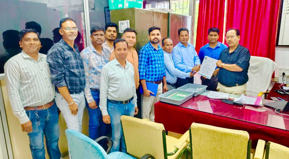 FAEU चंद्रपूर झोन कार्यकारिणीचे लेटर उपमुख्य औद्योगिक संबंध अधिकारी चंद्रपूर परिमंडळ कार्यालय यांना संघटना स्थापनेचे पत्र देत असताना सर्व पदाधिकारी व सभासद.